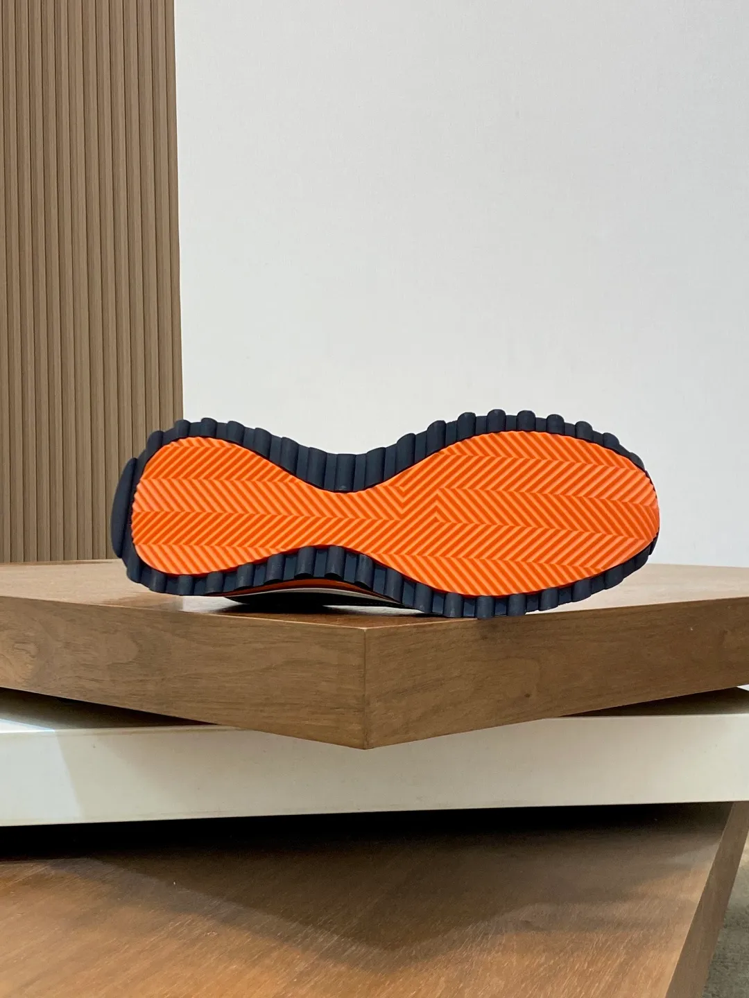 Men's men's shoes 💰700 HERMES/Hermès Leader sneakers! Tech twill, calfskin and suede goatskin sneakers featuring paneled multicolor twill, calfskin and suede. Lightweight geometric sole for a stylish urban look. Product details: White and orange rubber sole Black rubber sole with orange rubber insert Light natural leather insert White rubber toe cap Beige lambskin insole and lining Cotton strap, rubber lettering Sole height: 4cm Size: 39-40-41-42-43-44 (customized at 38.45)